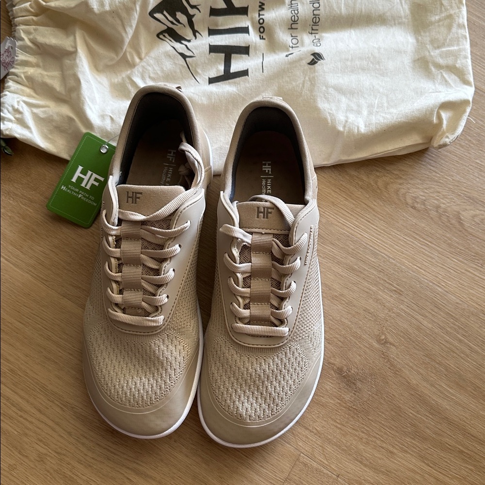 Lightweight women’s Hike Sneakers in Beige